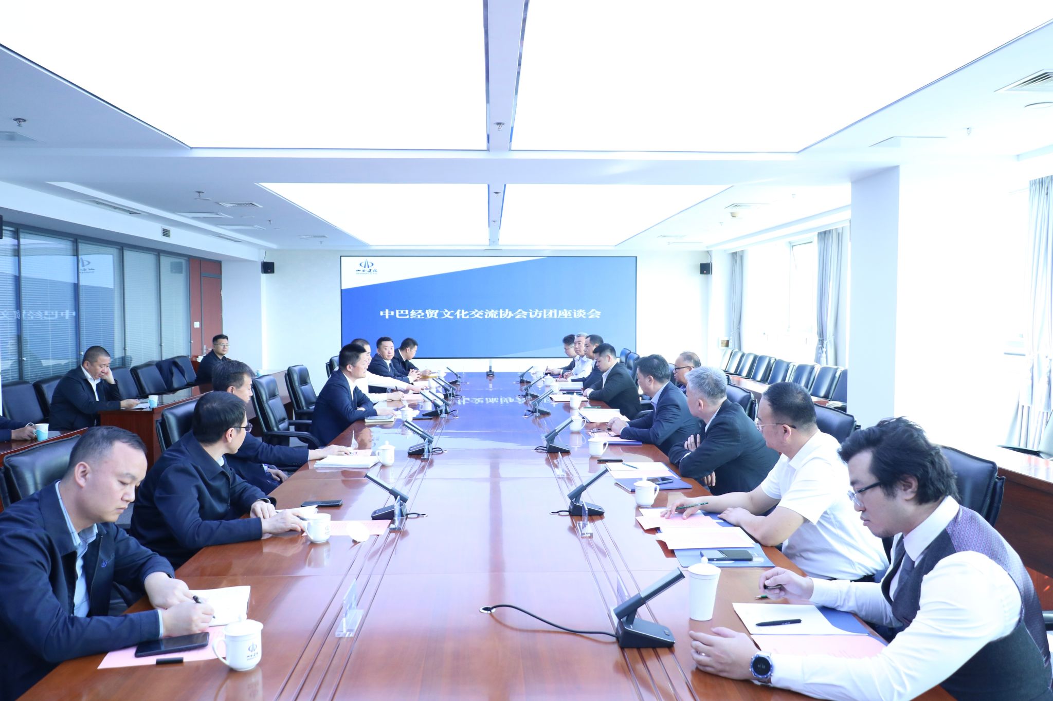 av线上
与巴拿马访团举行工作会谈