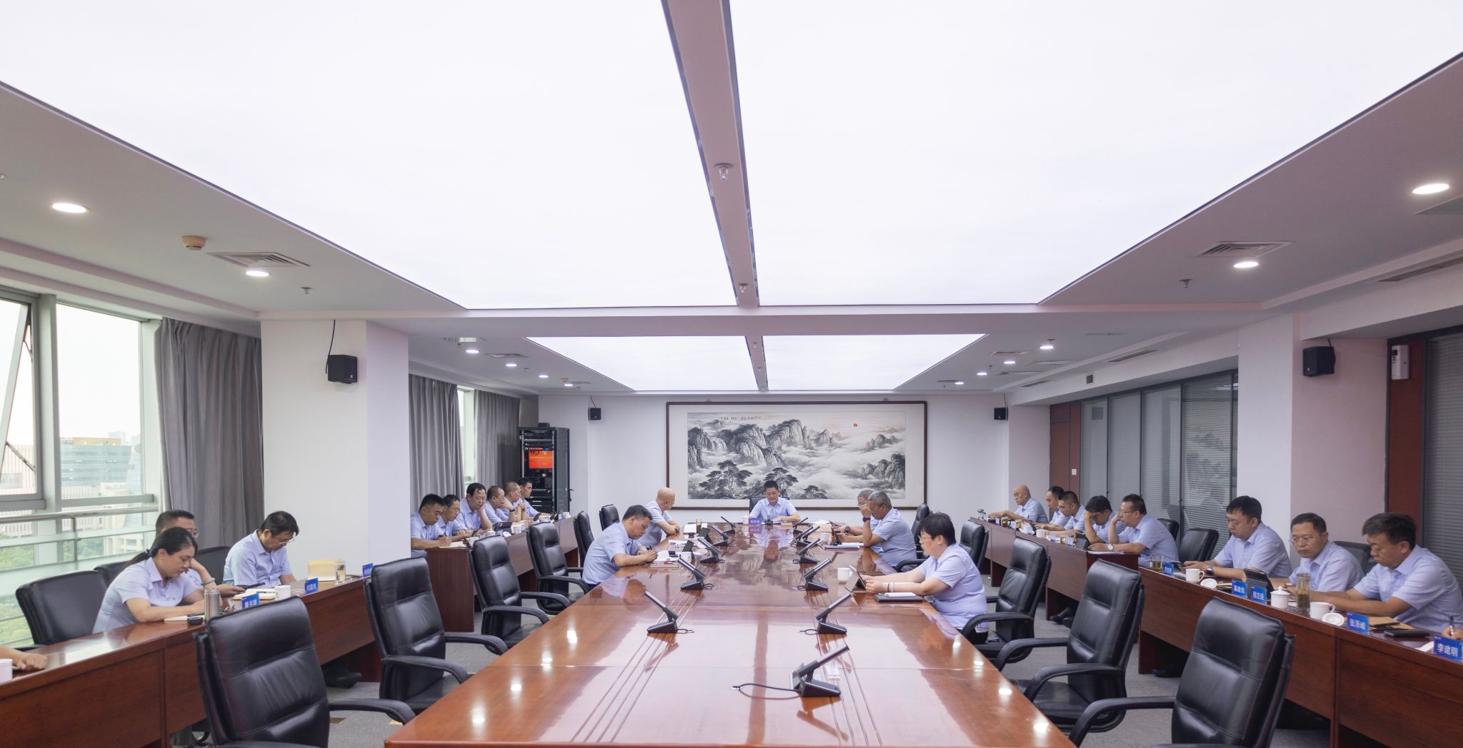 av线上
召开党委理论学习中心组（扩大）学习会 传达学习贯彻中共山西省委十二届八次全体会议精神