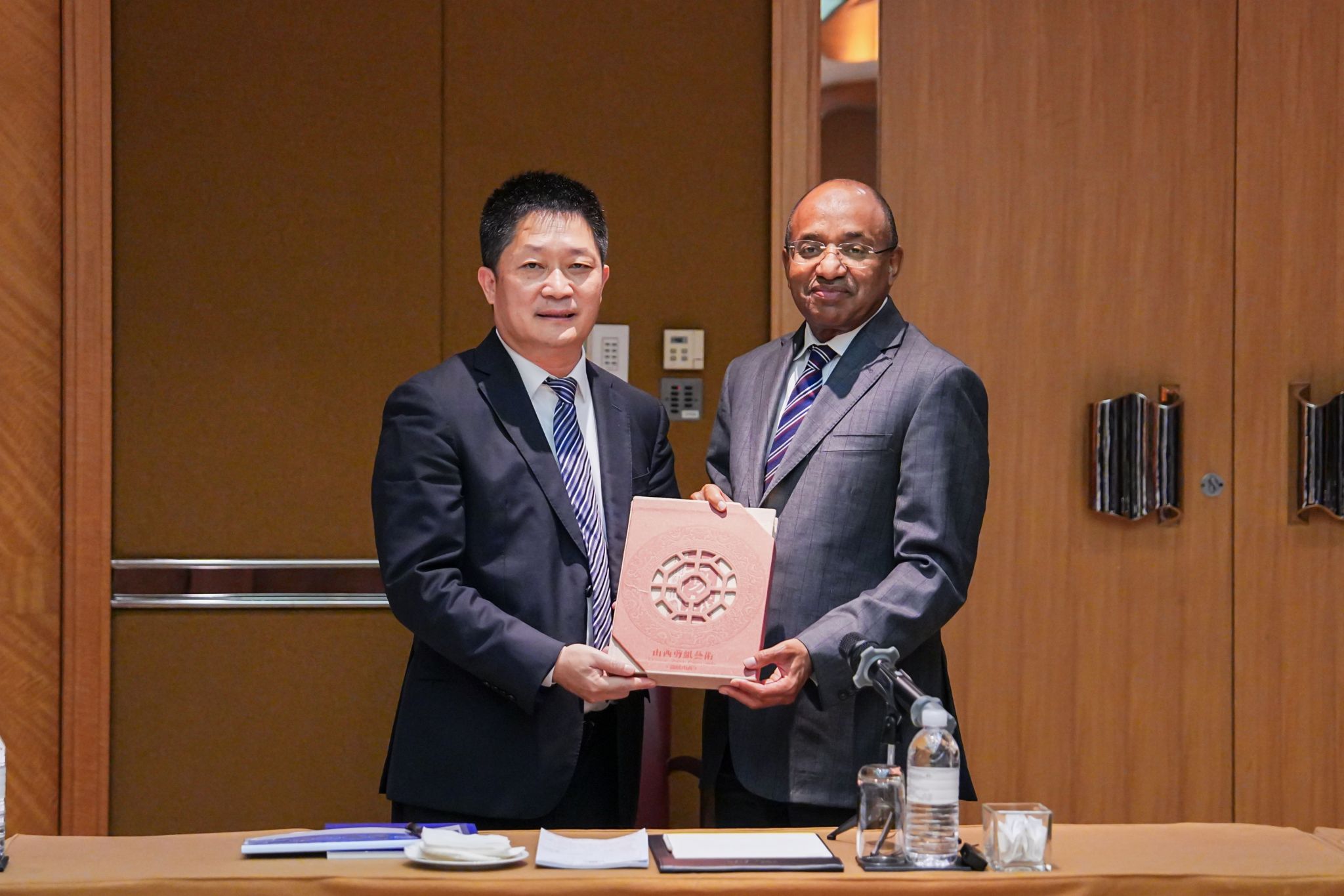 av线上
领导拜会坦桑尼亚桑给巴尔总统姆维尼