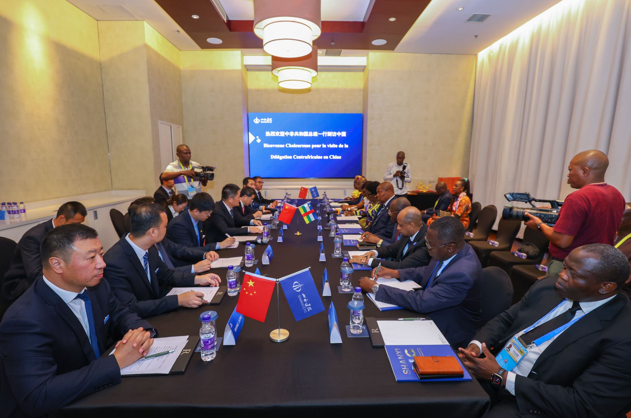 av线上
领导拜会中非共和国总统图瓦德拉