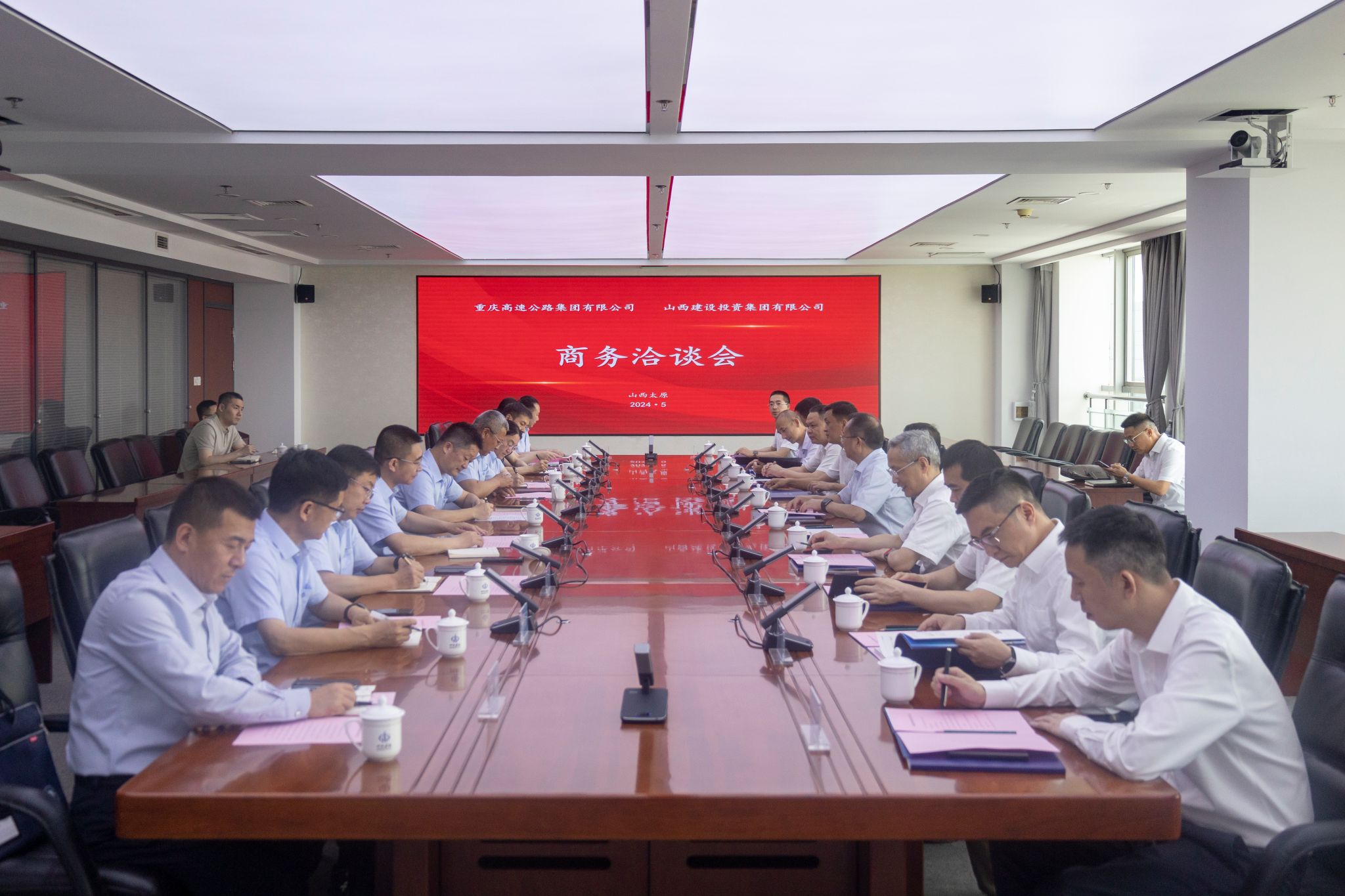 av线上
与重庆高速公路集团举行工作会谈