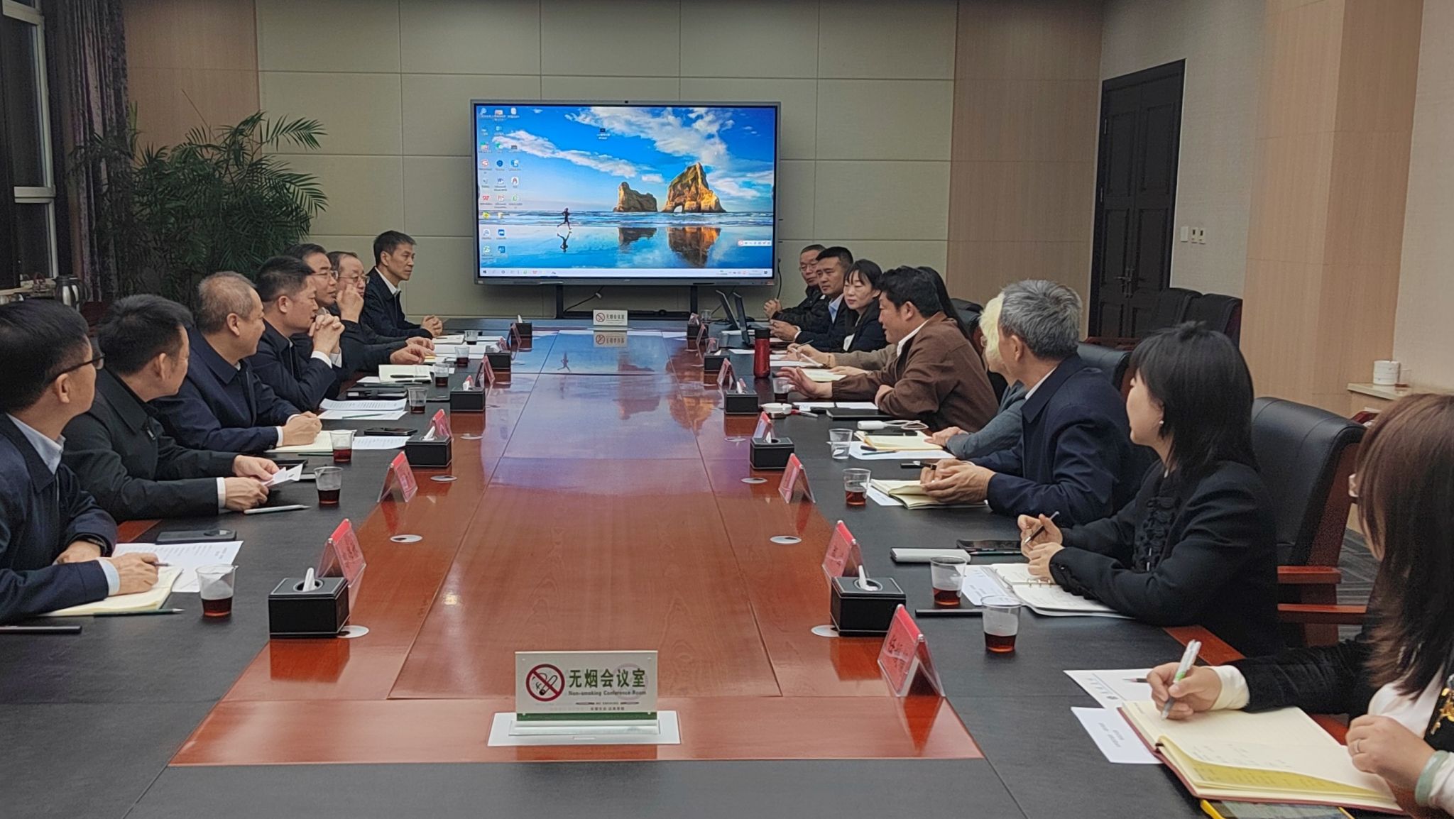 av线上
与太原康培集团举行工作会谈