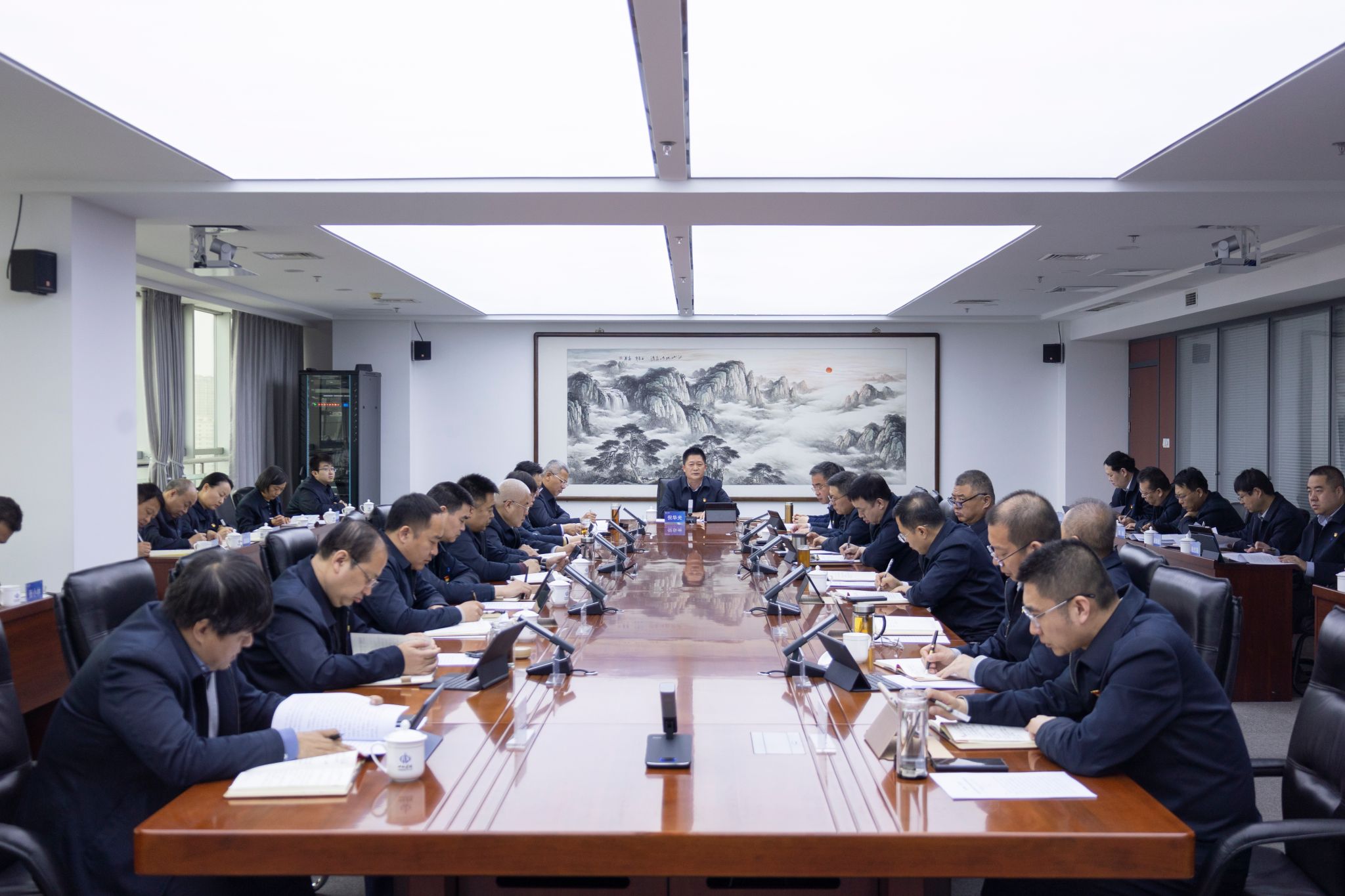 av线上
召开党委理论学习中心组（扩大）学习会