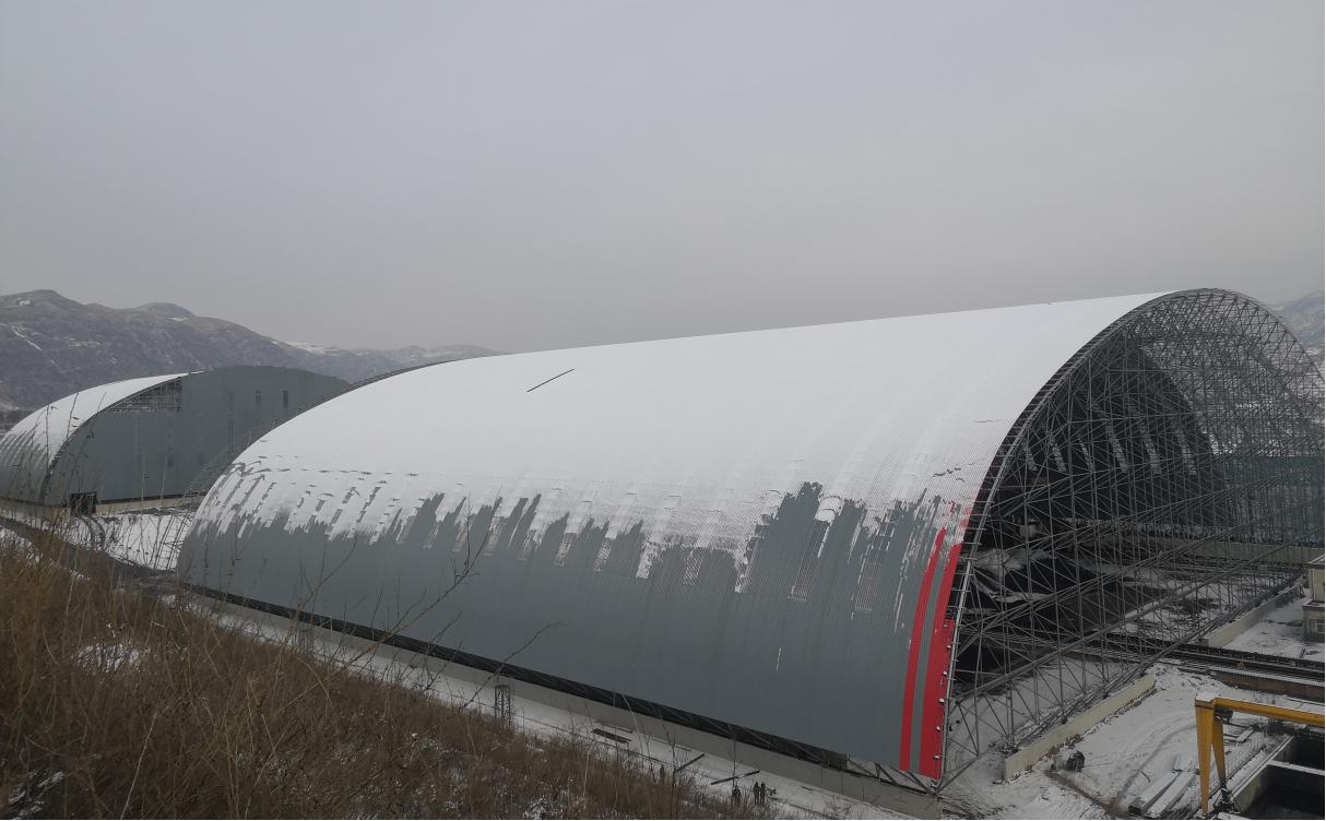 av线上
跨度最大的焊接球网架煤棚封闭工程主体结构正式完工