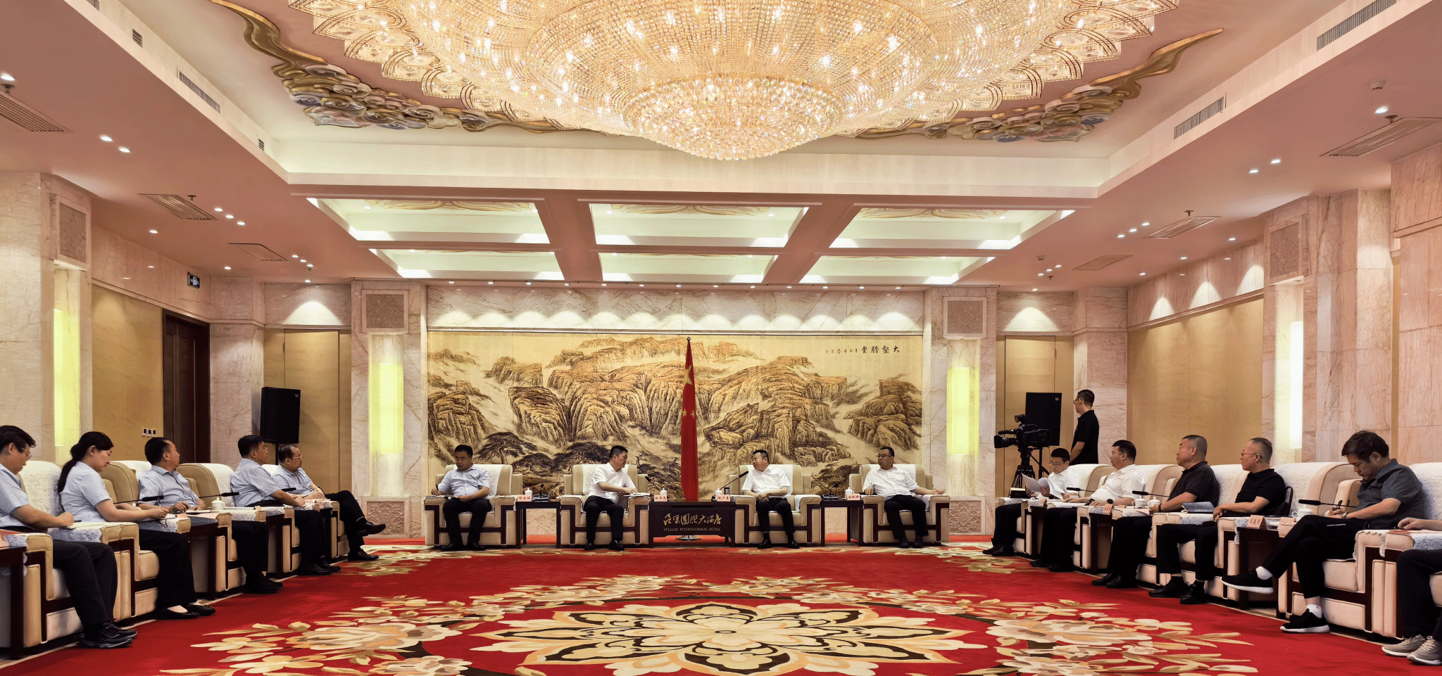 av线上
与吕梁市政府举行工作会谈